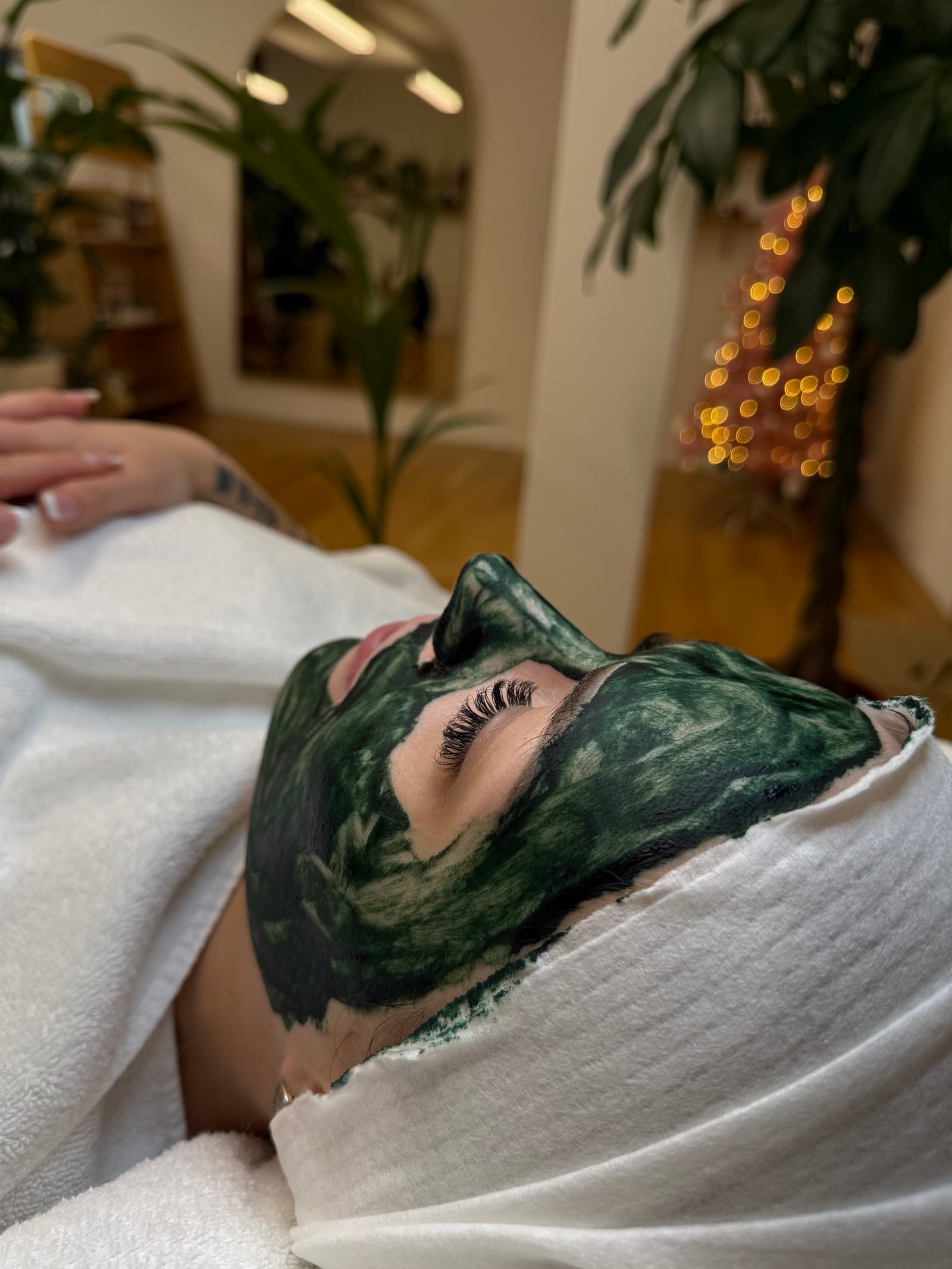 Algen-Maske während des Bio-Microneedlings in der Ästhetikoase Ebikon bei Luzern