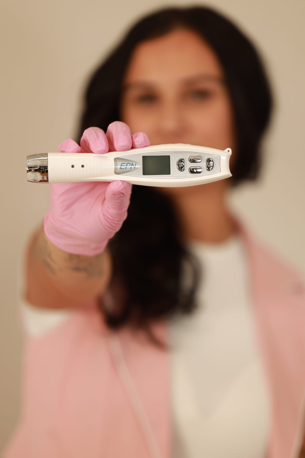 Anti-Aging in der Ästhetikoase Ebikon — Microneedling mit Elektroporation für Hyaluron und Peptide