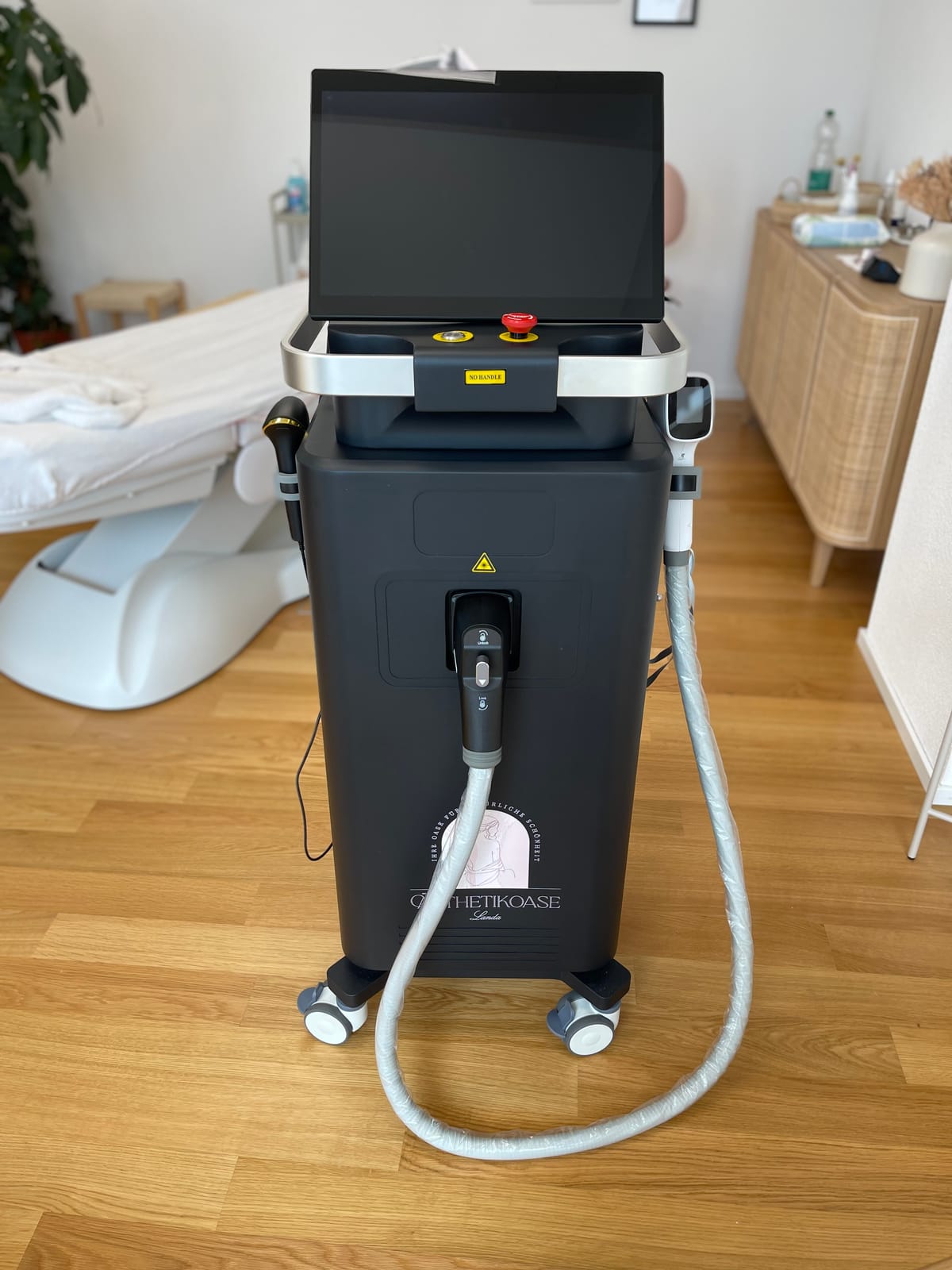 Der Diodenlaser der Ästhetikoase im Behandlungsraum in Ebikon