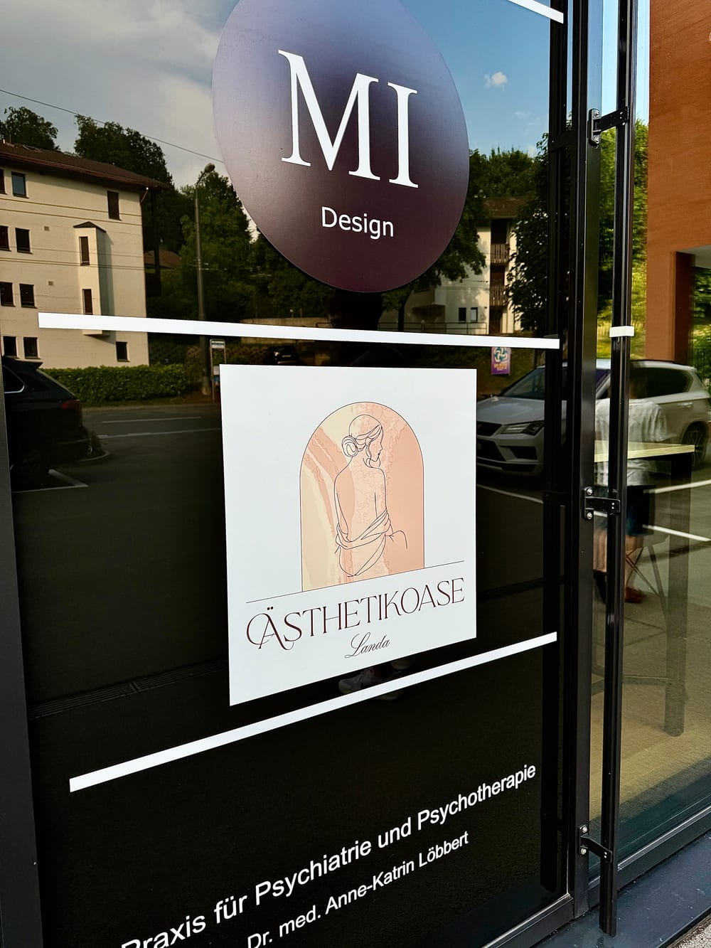 Das Schild der Ästhetikoase Landa am Eingang — danach hältst du beim Eingang Ausschau
