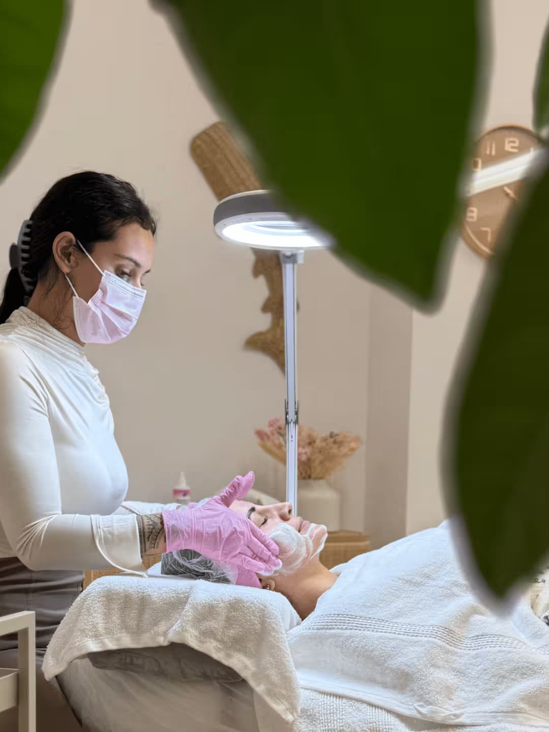 Manuelle Tiefenausreinigung unter der Lupenleuchte in der Ästhetikoase Ebikon
