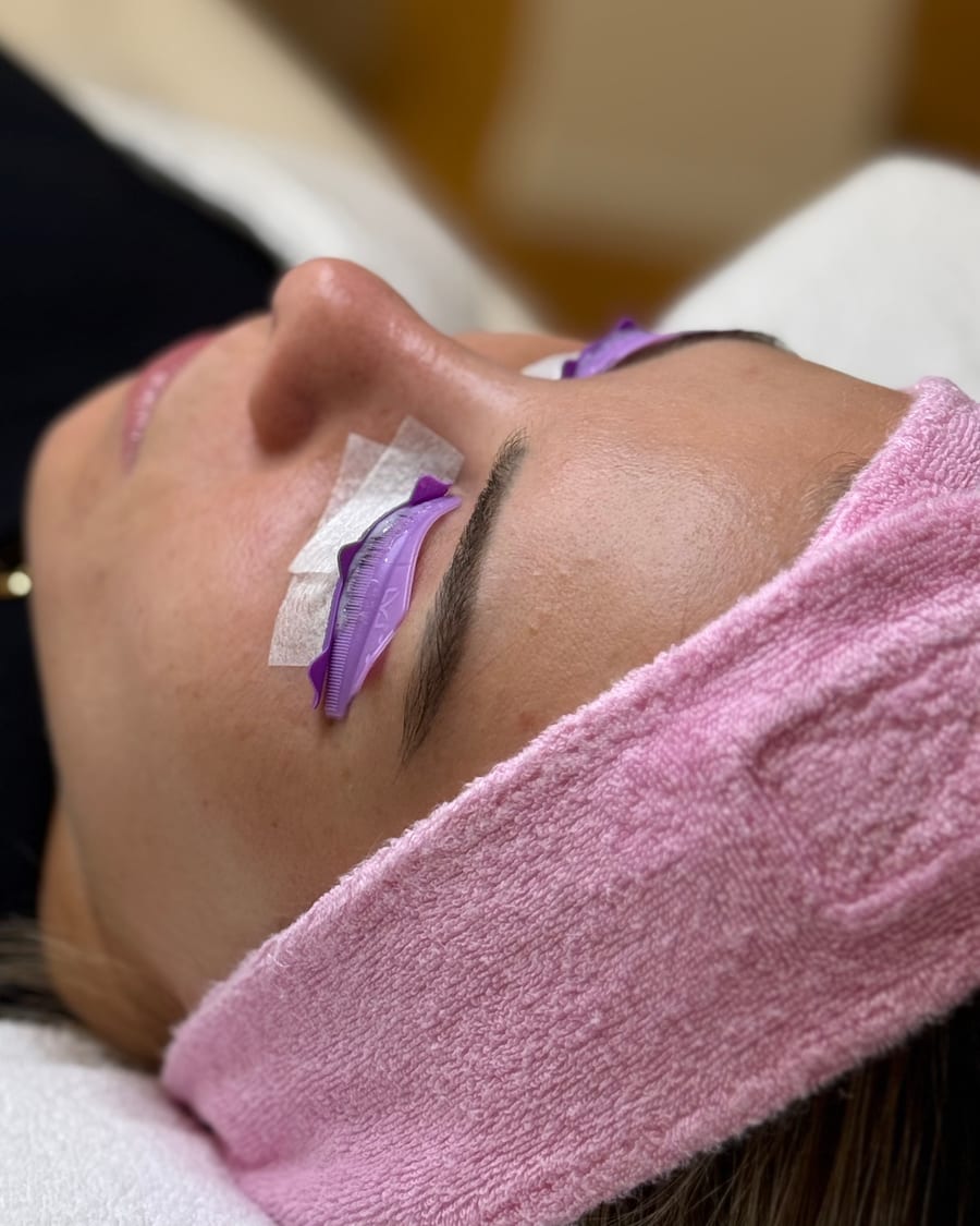 Wimpernlifting in der Ästhetikoase Ebikon — Silikon-Schild schützt das Auge während der Behandlung