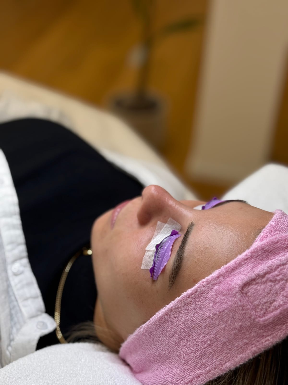 Wimpernlifting in der Ästhetikoase in Ebikon — Silikon-Schild und Naturwimpern während der Behandlung